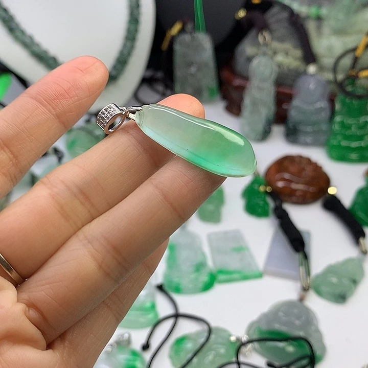 翡翠未镶嵌吊坠(赠链)