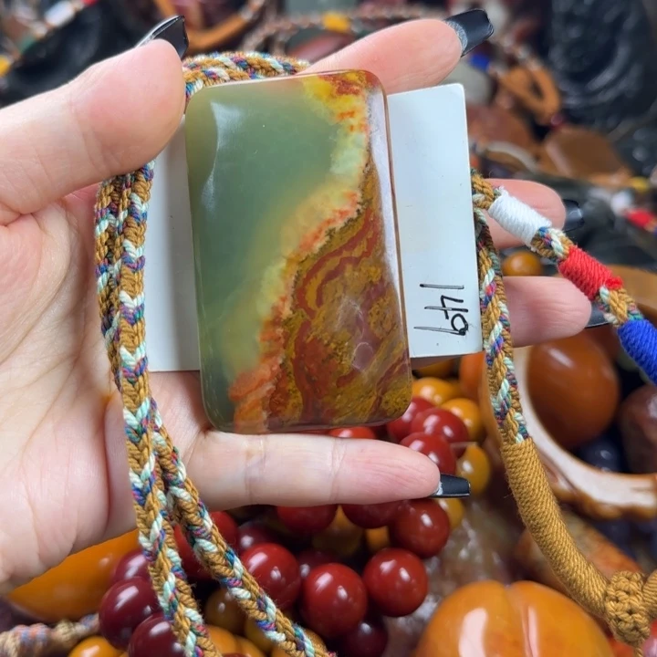 未镶嵌透闪石质玉珠宝奇石