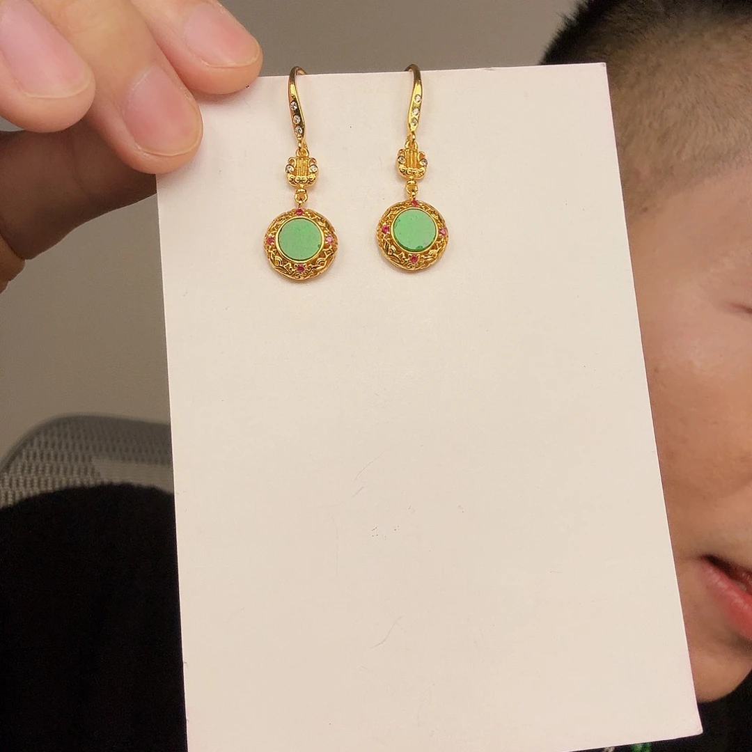 翡翠未镶嵌颈饰一对