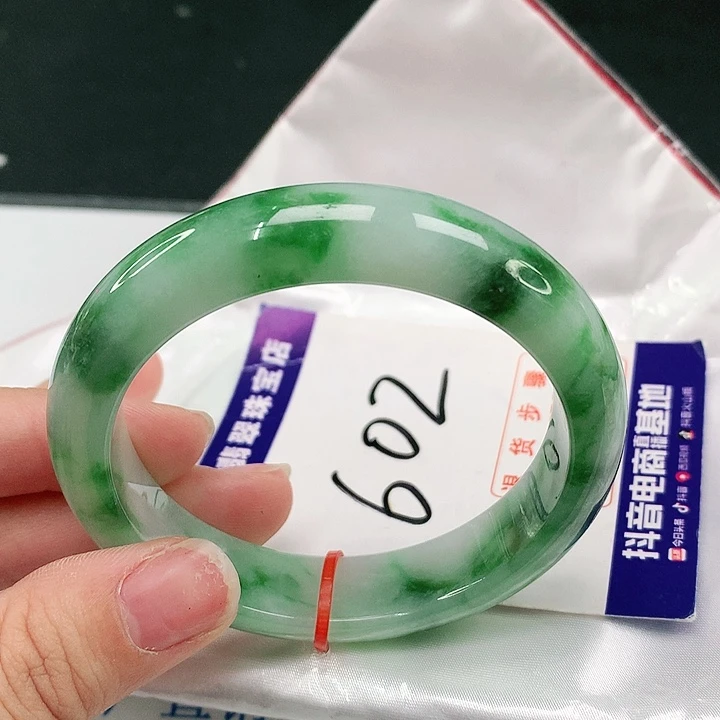 翡翠手镯未镶嵌翡翠