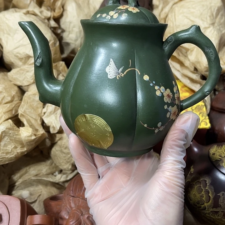 茶壶紫砂原矿泥料，手工制作的一把紫砂壶。