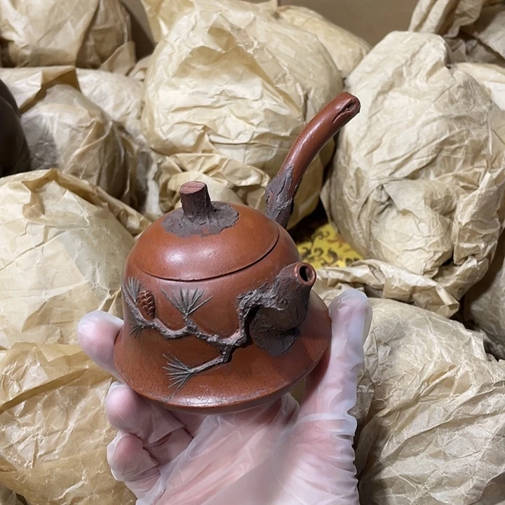 紫砂茶壶原矿泥料手工制作的一把紫砂壶。