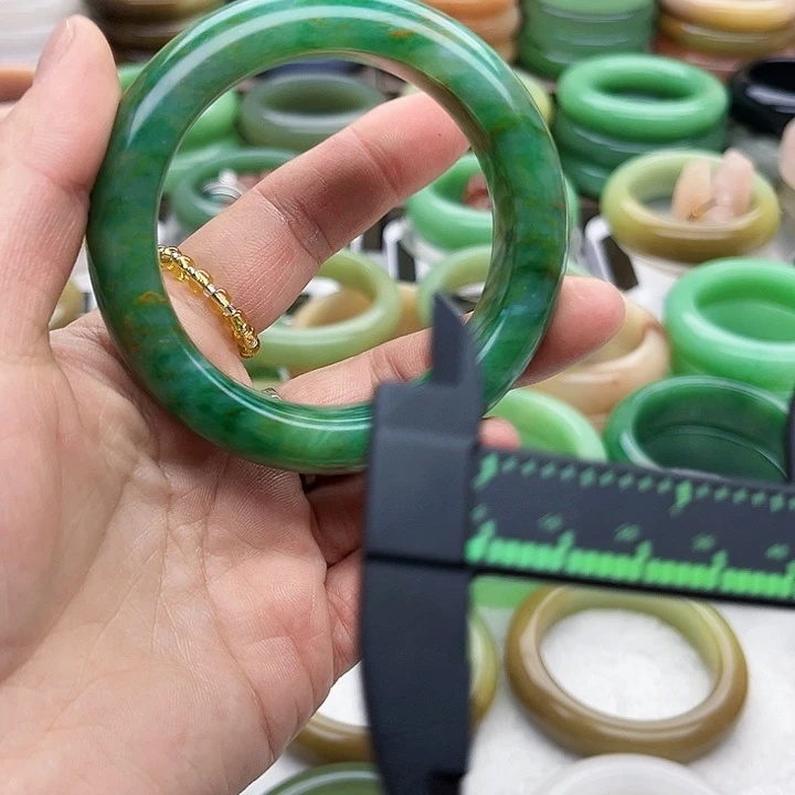 未镶嵌手镯（圆镯）石英质玉