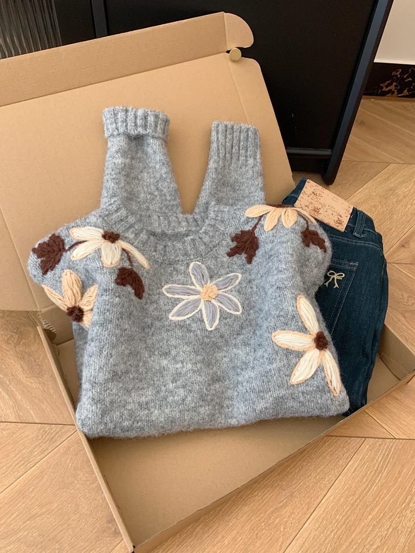 高级感灰色花朵刺绣毛衣女秋冬新款设计感休闲圆领内搭针织衫上衣