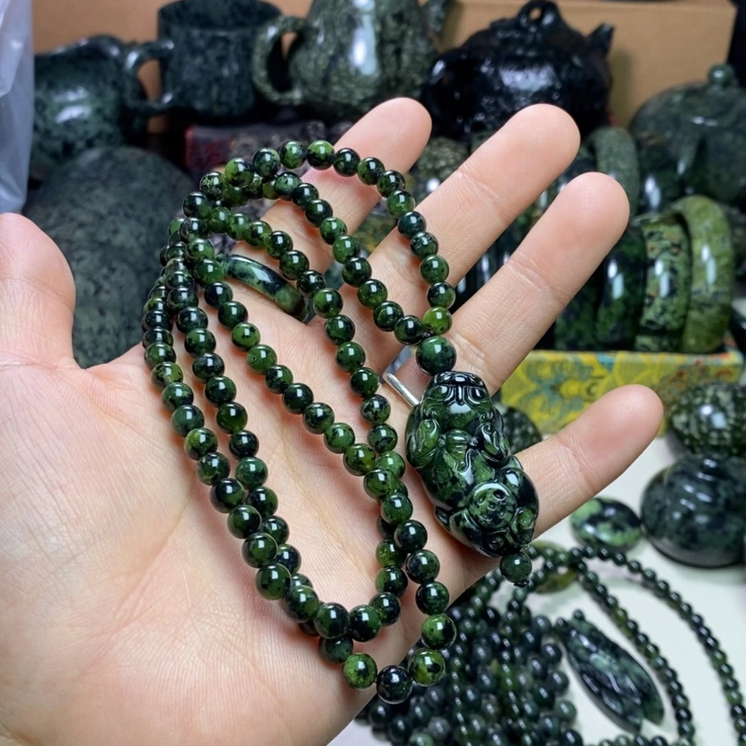 宇***彤蛇纹石玉未镶嵌颈饰