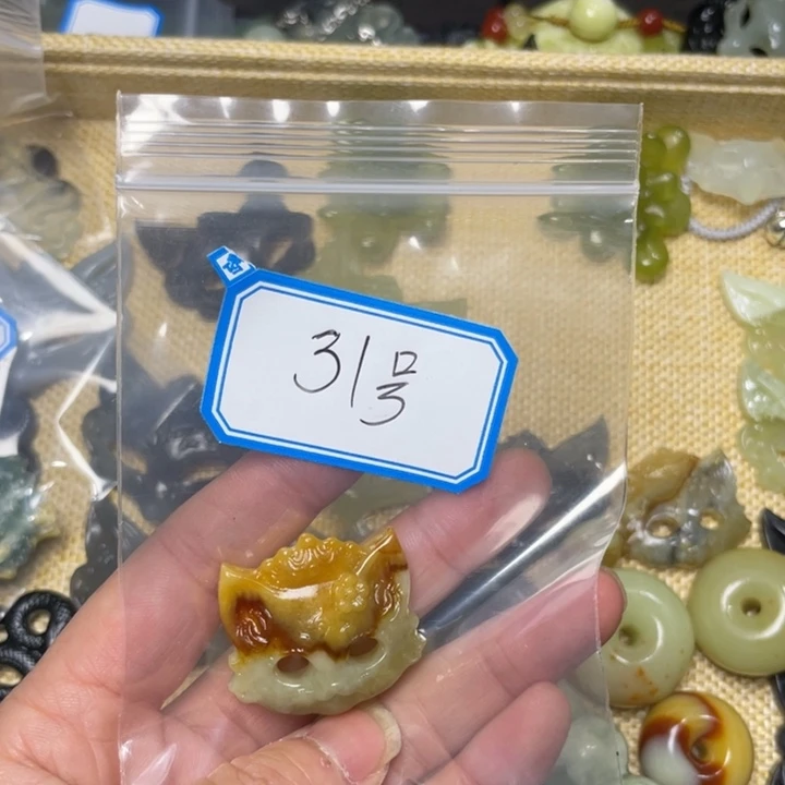 蛇纹石玉颈饰合金张**?