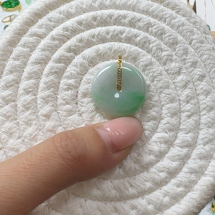 翡翠未镶嵌颈饰飘绿平安扣
