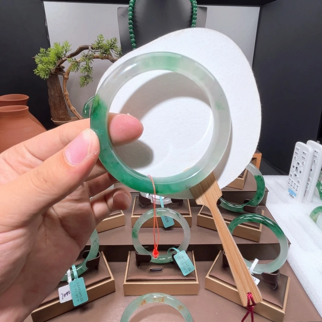 未镶嵌手镯石英质玉（非洲翠）