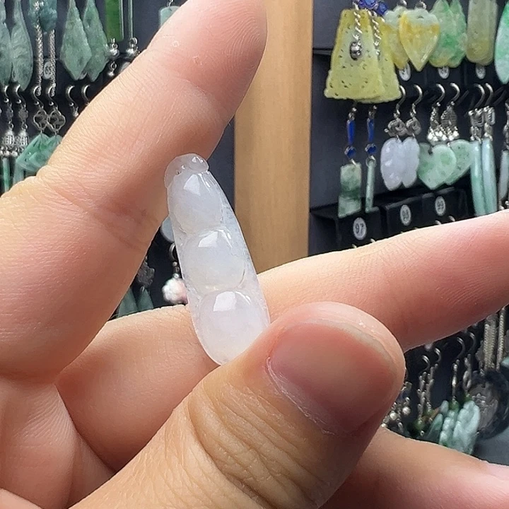 翡翠未镶嵌颈饰4445556677