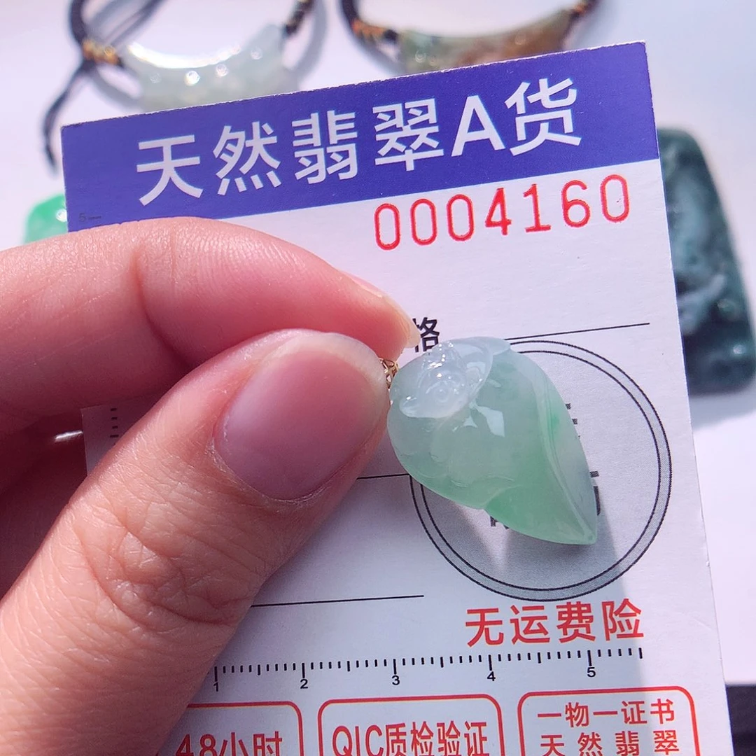 颈饰18K金镶嵌翡翠吊坠