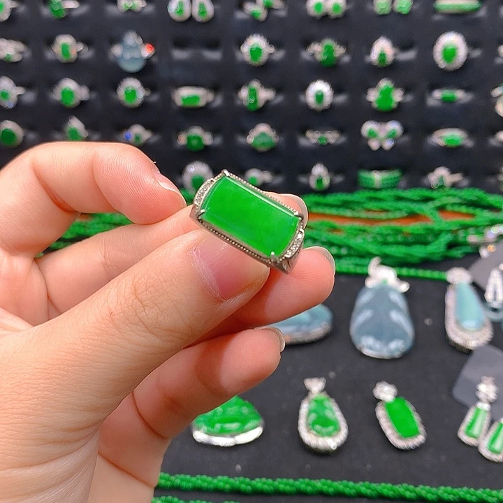 忍***哥翡翠未镶嵌颈饰戒指