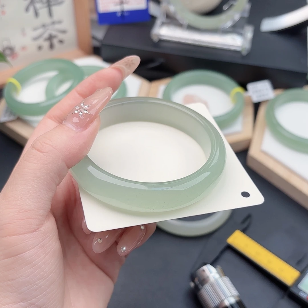 石英质玉未镶嵌手镯