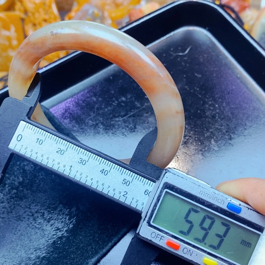 未镶嵌石英质玉（黄龙玉）颈饰