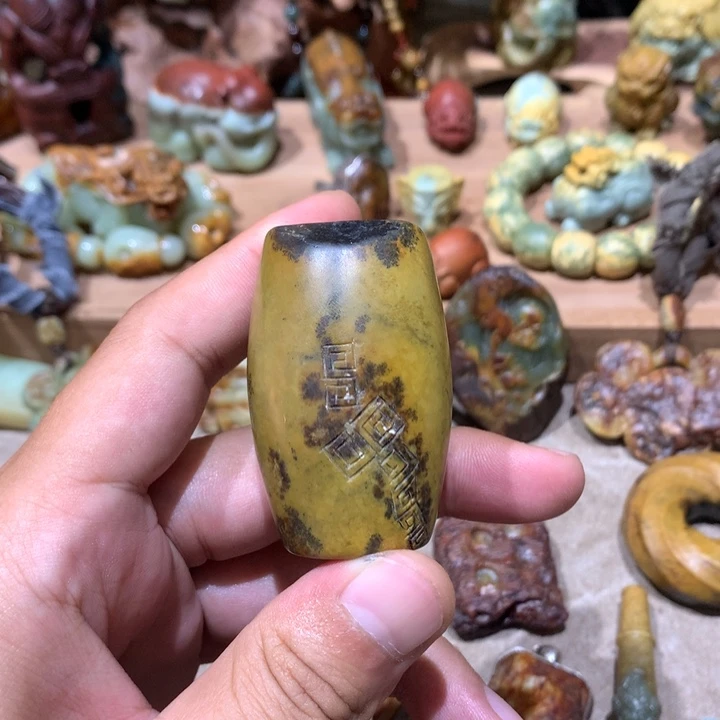 未镶嵌岫岩河磨玉（透闪石质玉）把件