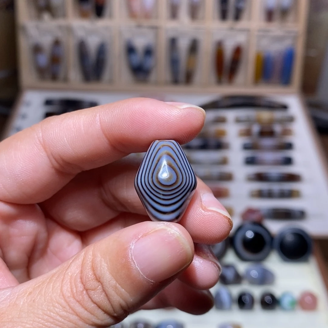 玛瑙/玉髓颈饰未镶嵌莲**锤