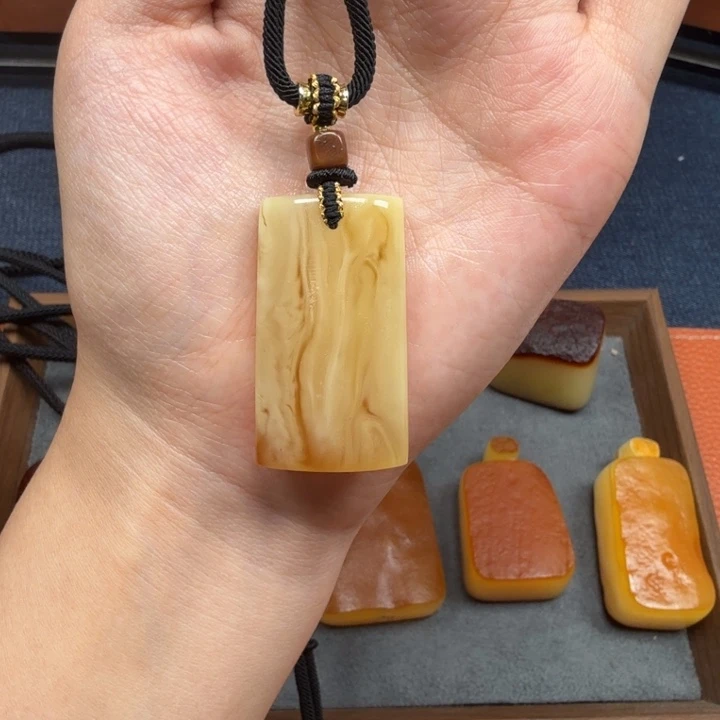 蜜蜡未镶嵌吊坠(赠链)