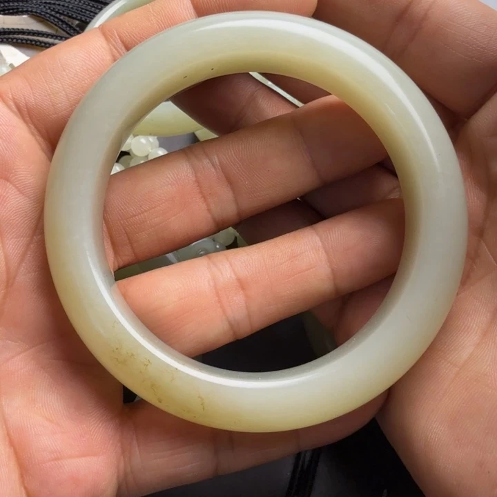 杨***产和田玉未镶嵌颈饰