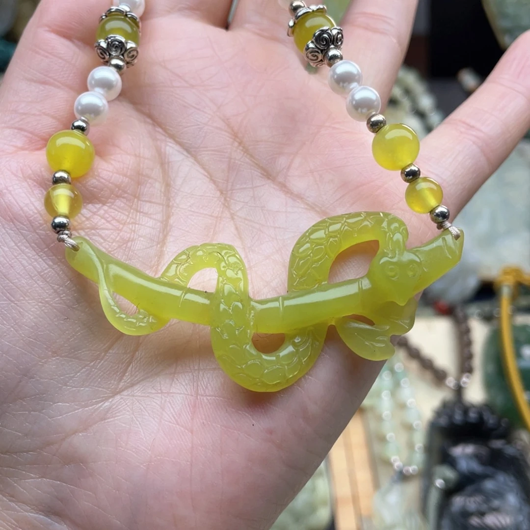 蛇纹石玉颈饰未镶嵌