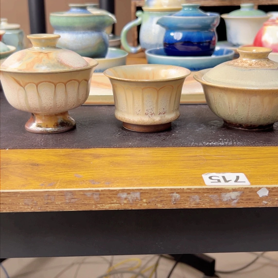 盘吒**妹两个盖碗一个杯子