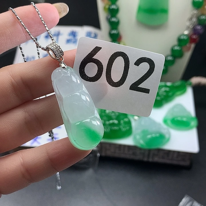 翡翠未镶嵌吊坠(赠链)