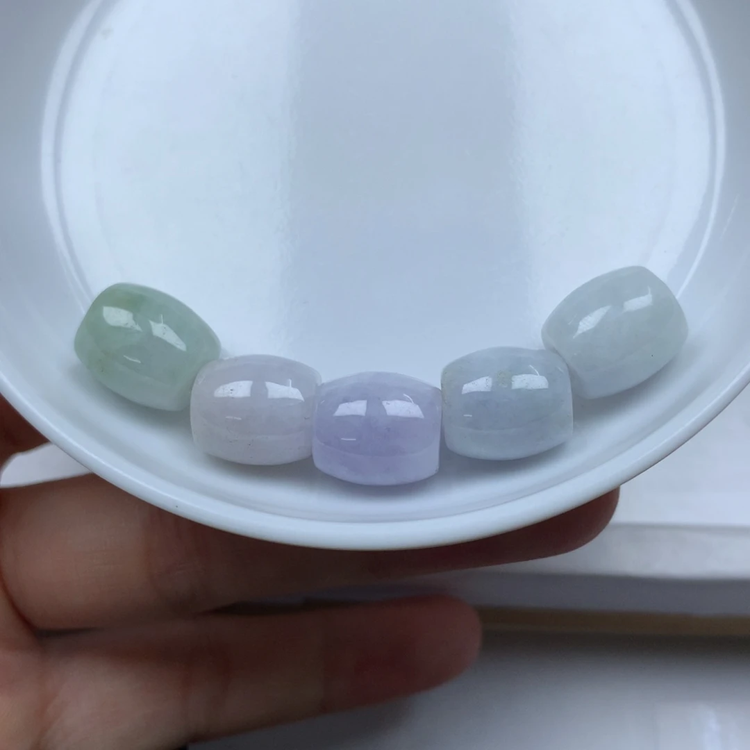 翡翠颈饰未镶嵌鼓珠。