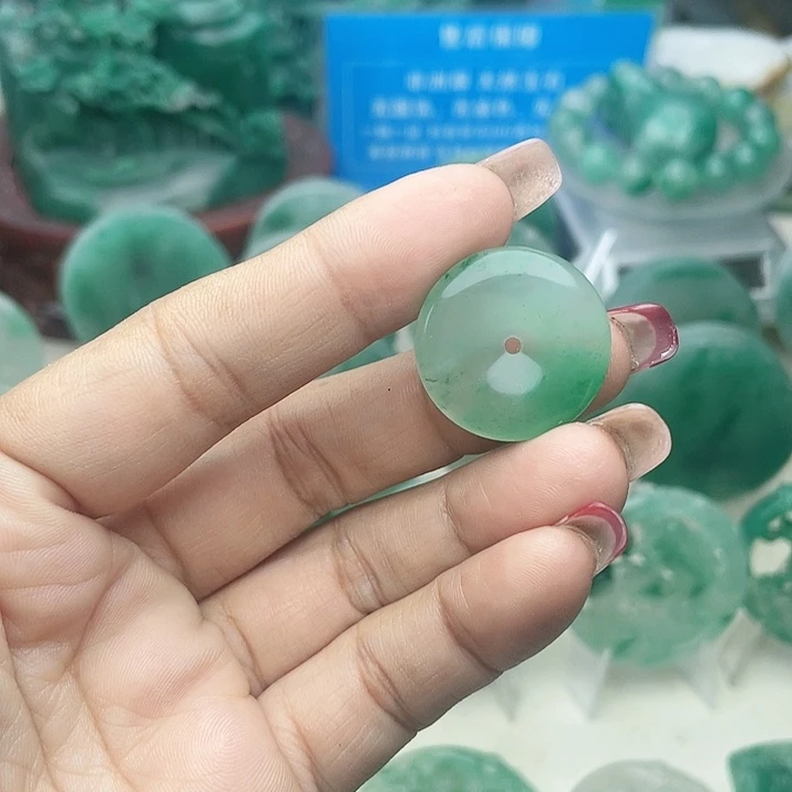 颈饰未镶嵌石英质玉