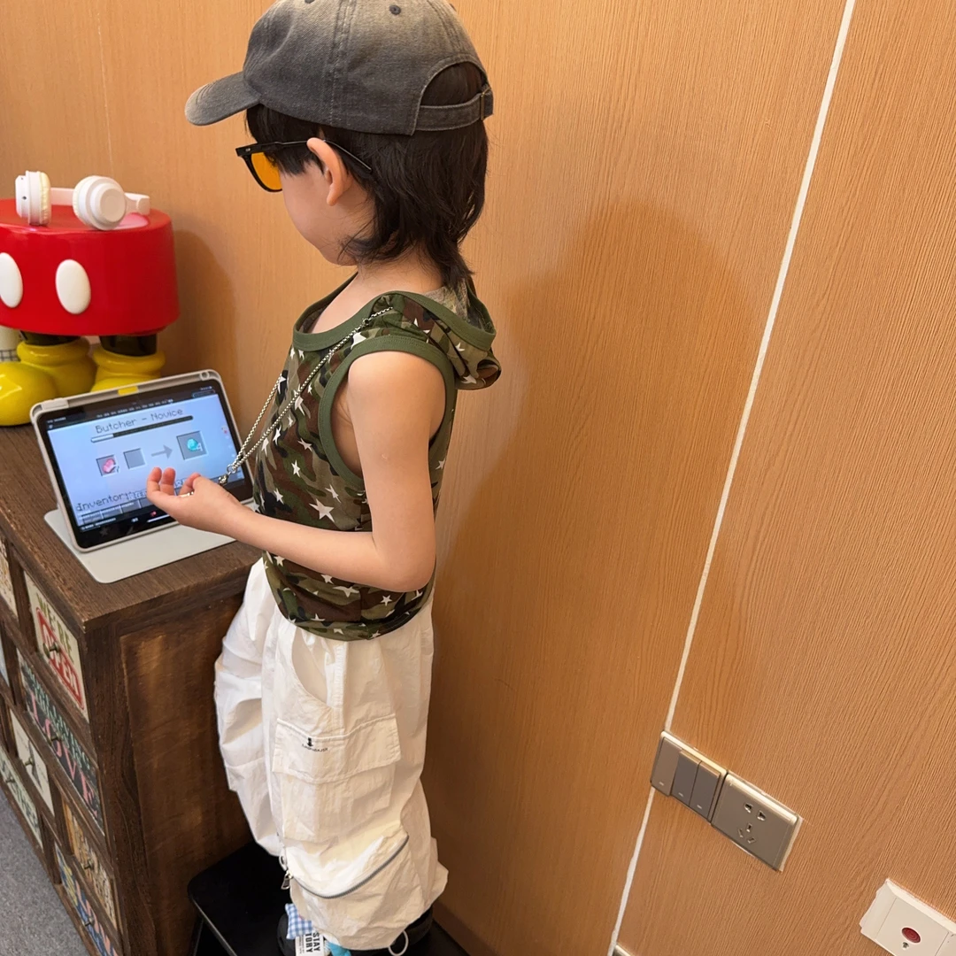 现令佳潮牌儿童夏季迷彩时尚宝宝吊带戴帽背心小童童装无袖上衣