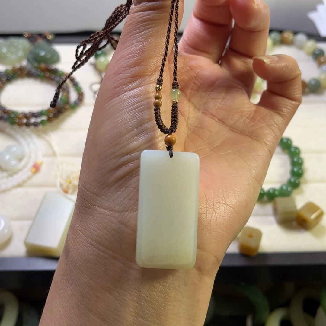 和田玉未镶嵌吊坠(赠链)