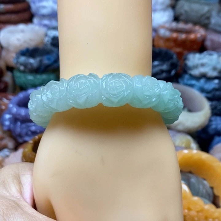 未镶嵌手镯石英质玉（佘太翠）