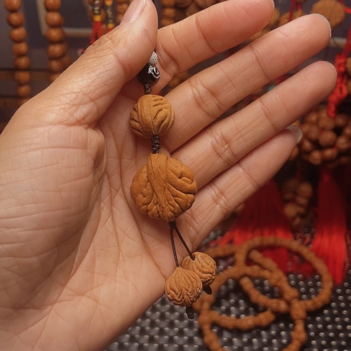 木质类龙纹桃枭挂件