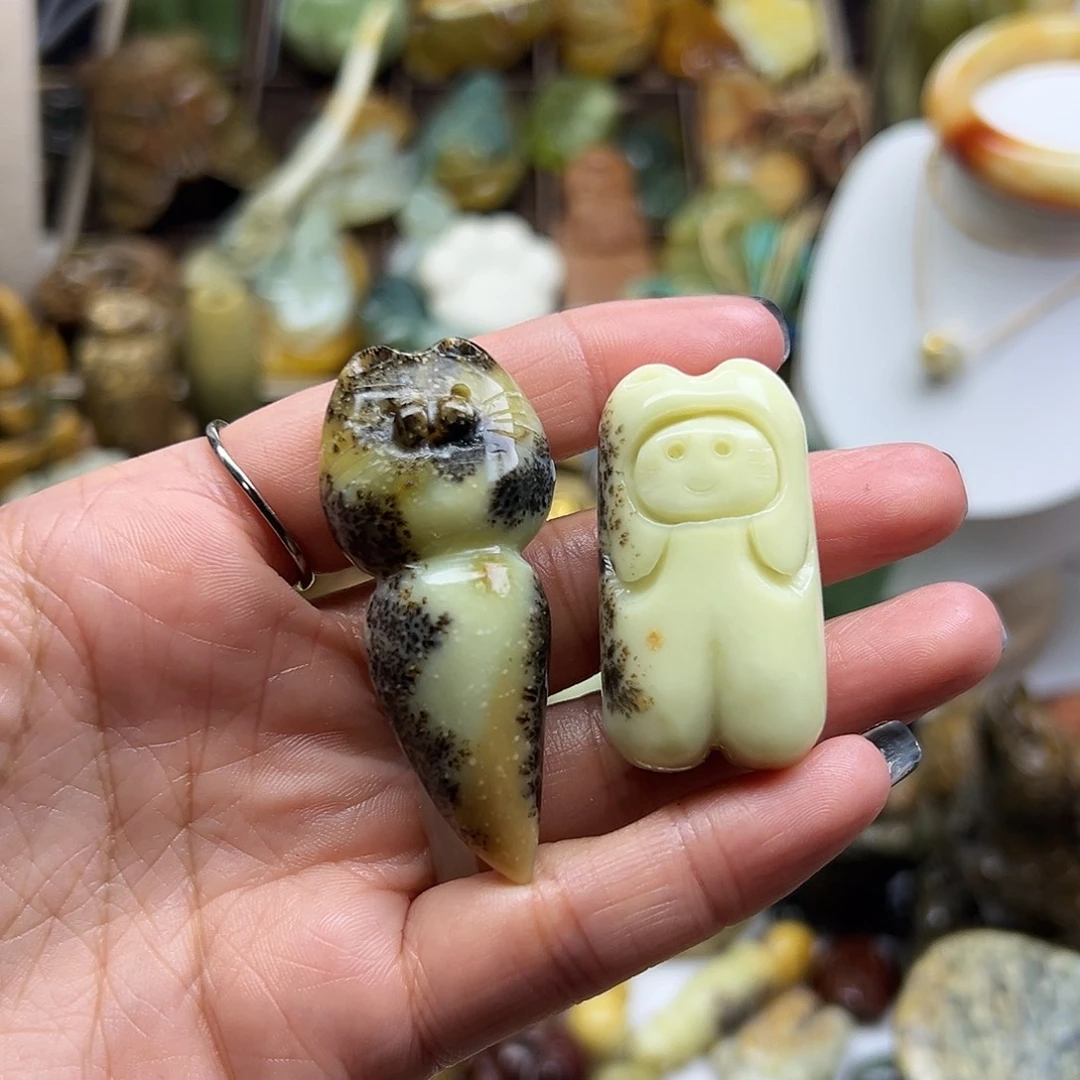 N***咻未镶嵌岫玉颈饰辽阳料猫两个