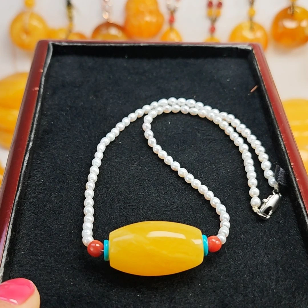 蜜蜡吊坠(赠链)未镶嵌锁骨配蜜蜡。