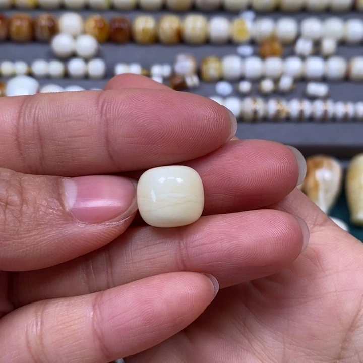 人***歌琥珀未镶嵌裸石老型