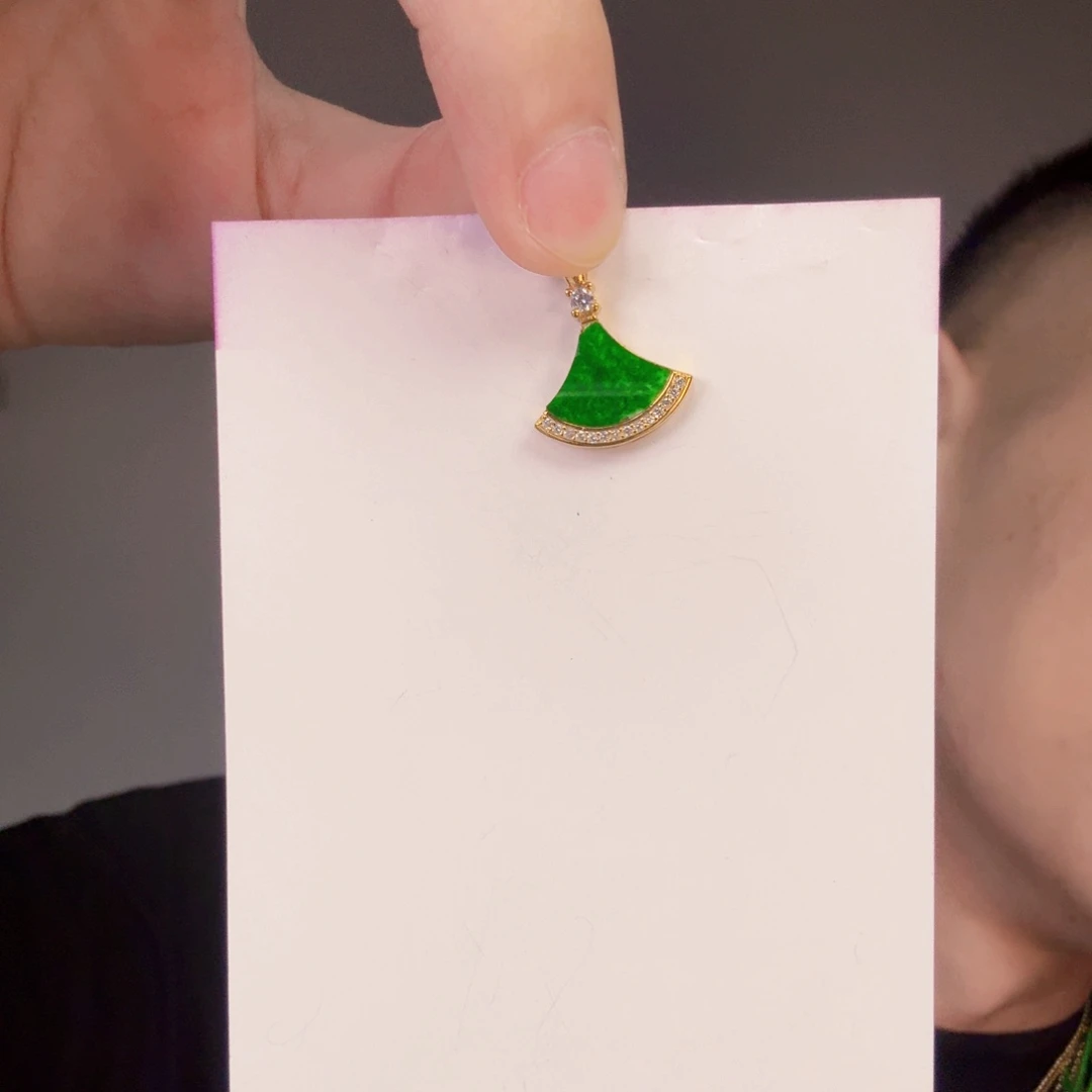 翡翠未镶嵌颈饰一件