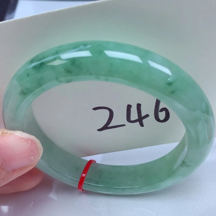 翡翠手镯未镶嵌翡翠