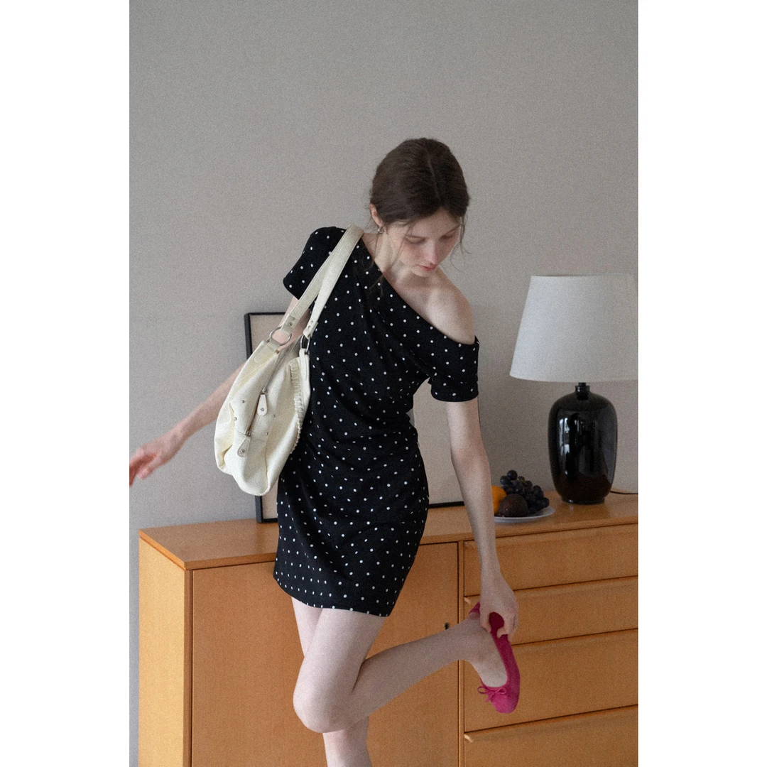 EGGKA 复古法式波点/净色修身收腰显瘦气质斜肩连衣裙E25D1604YM