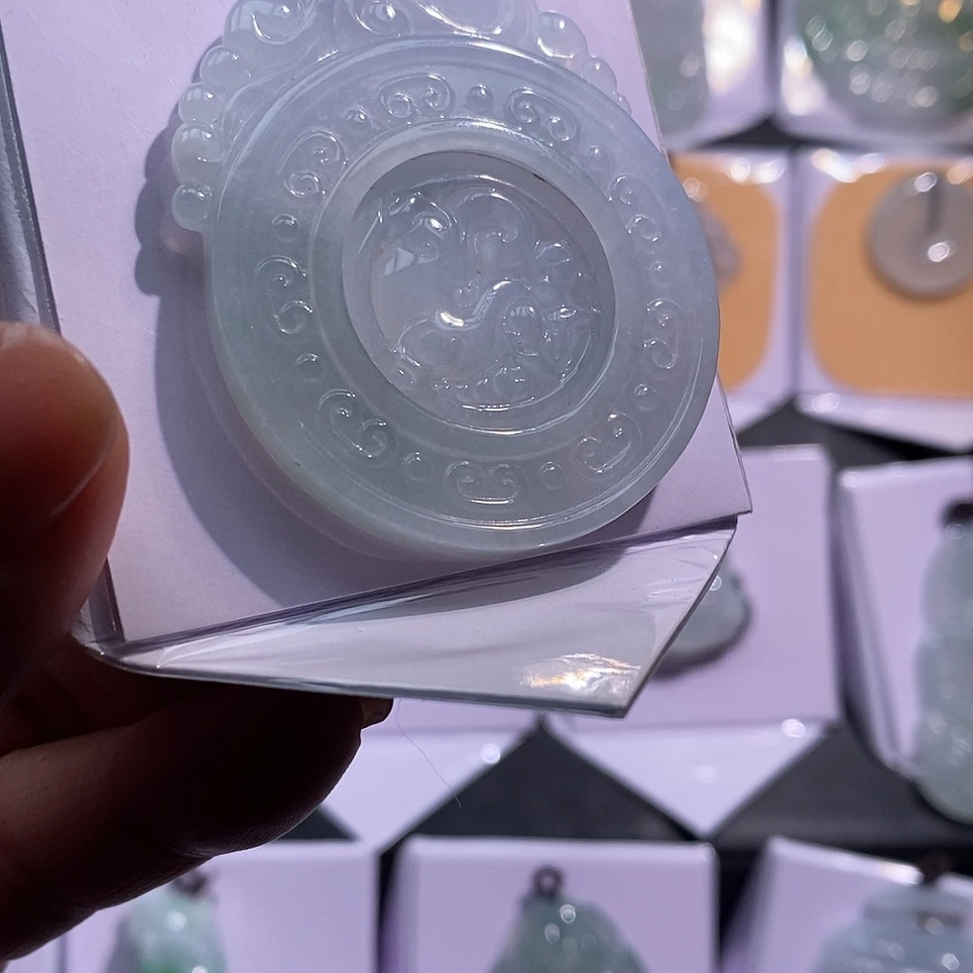 翡翠未镶嵌颈饰麒麟