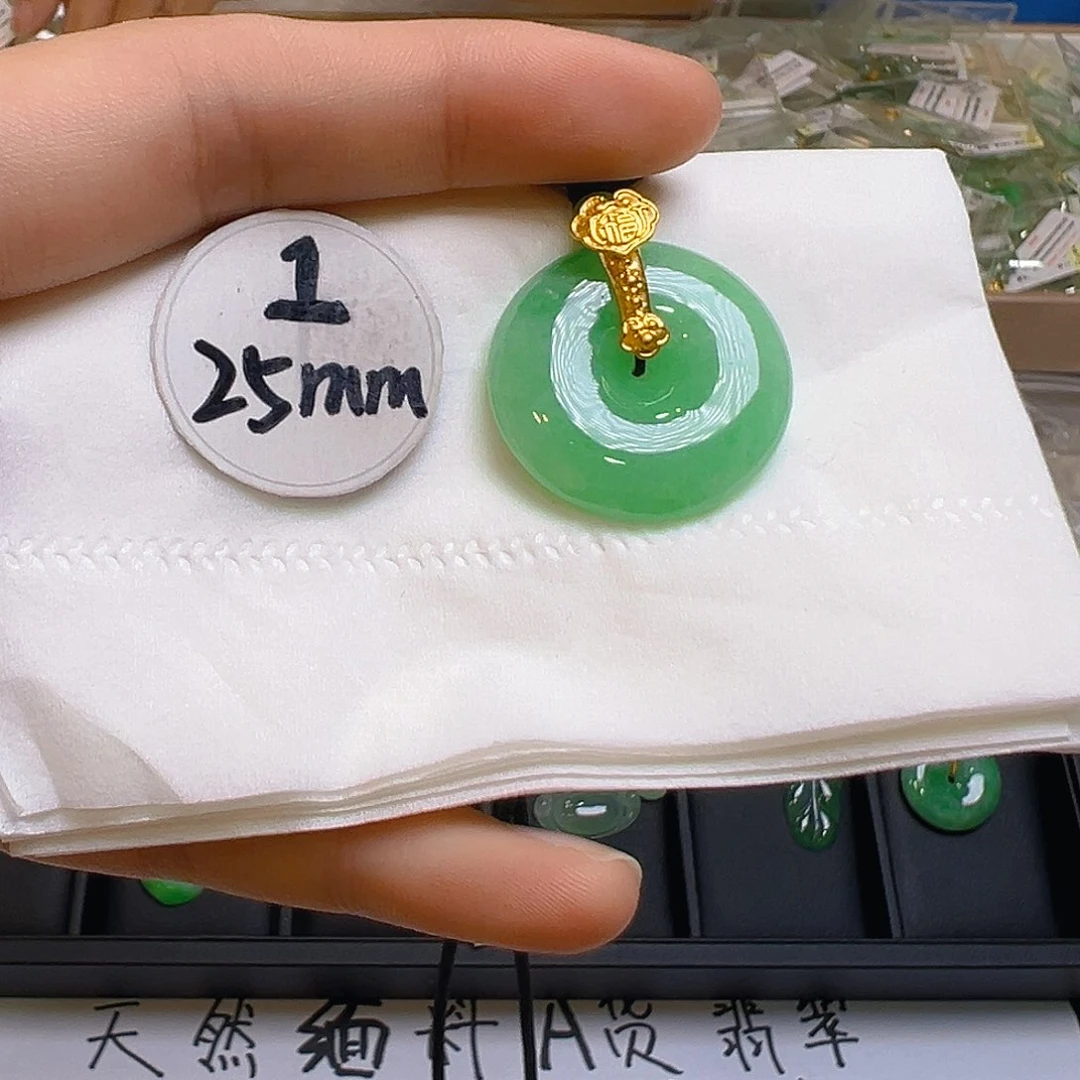 翡翠颈饰足金镶嵌翡翠