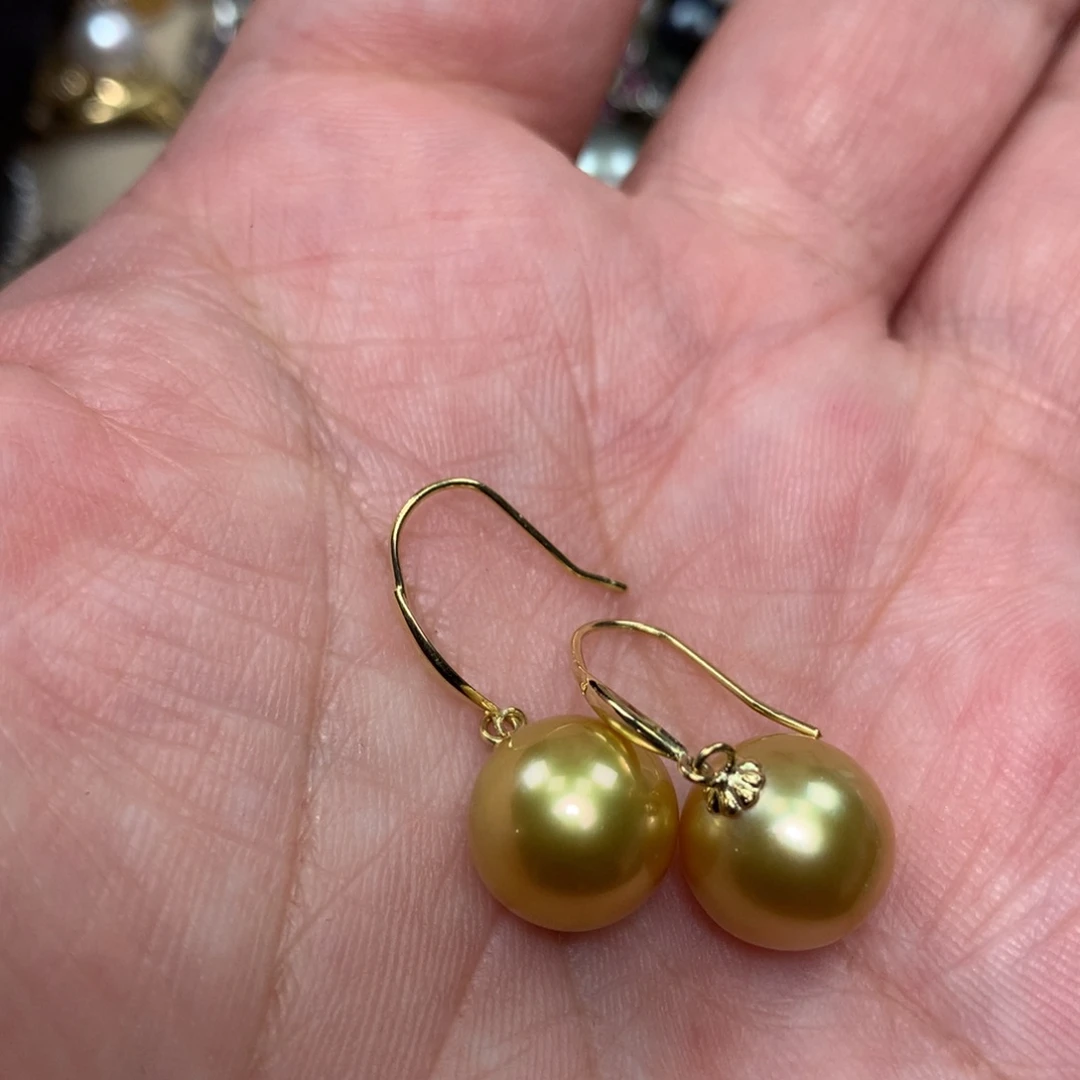 18K金镶嵌海水珍珠耳饰