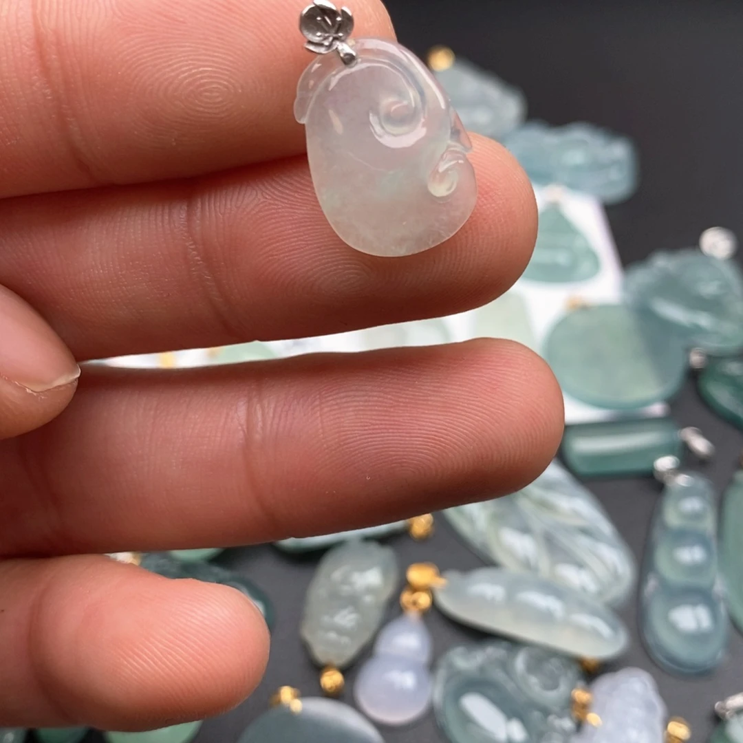 颈饰18K金镶嵌翡翠