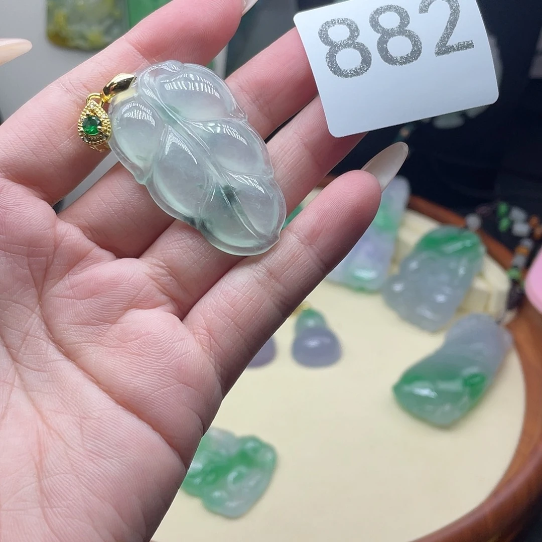 翡翠未镶嵌吊坠(赠链)