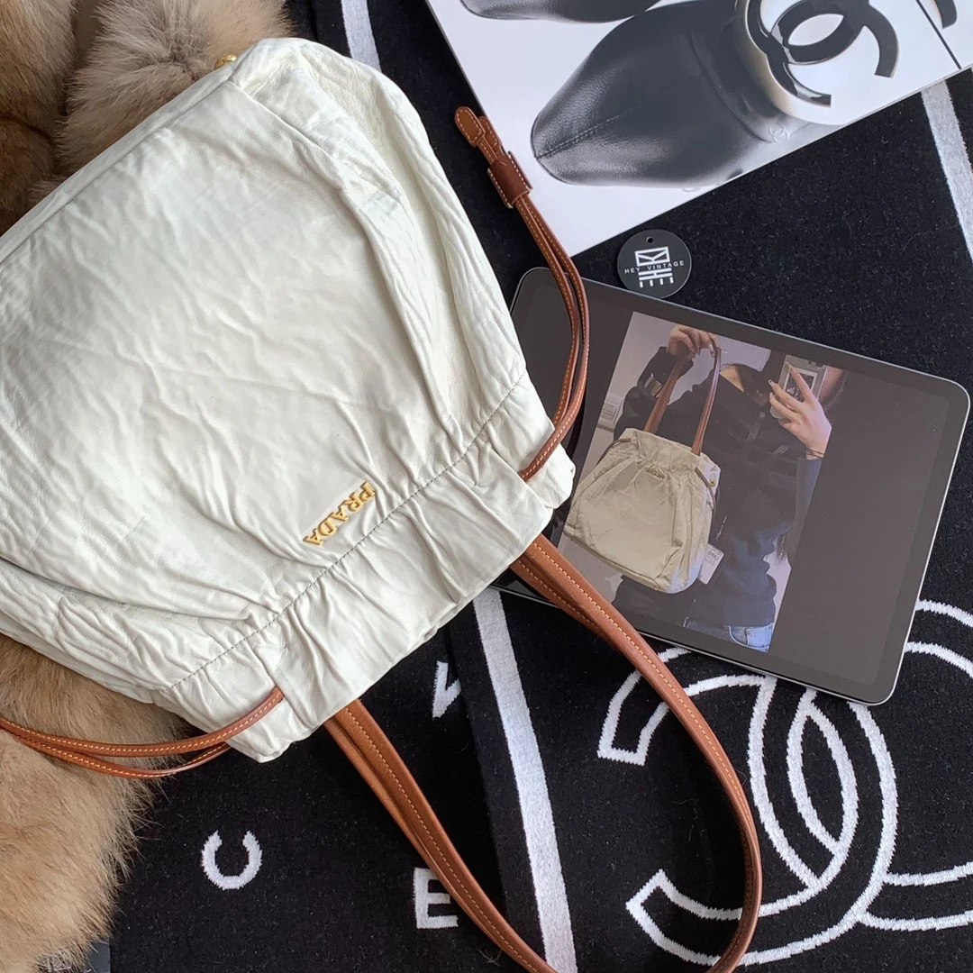 95新 Prada/普拉达 展会外场！白色褶皱福袋包
