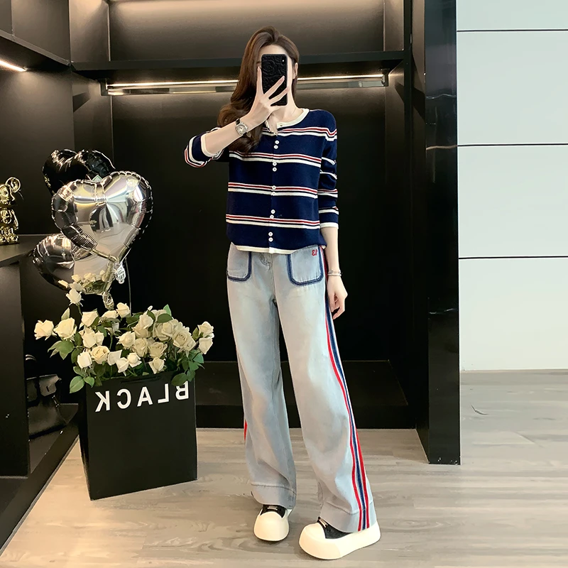 条纹圆领针织开衫女秋冬新款宽松洋气毛衣阔腿牛仔裤宽松直筒裤子