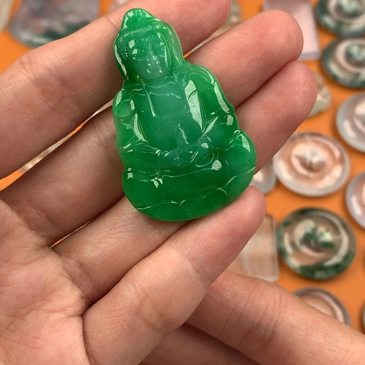 翡翠挂件未镶嵌….