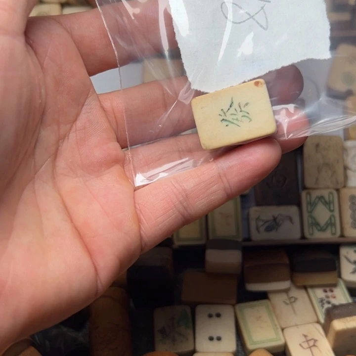 用***8实心竹雕刻手把件