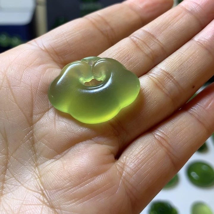 紫***星岫玉未镶嵌颈饰吊坠