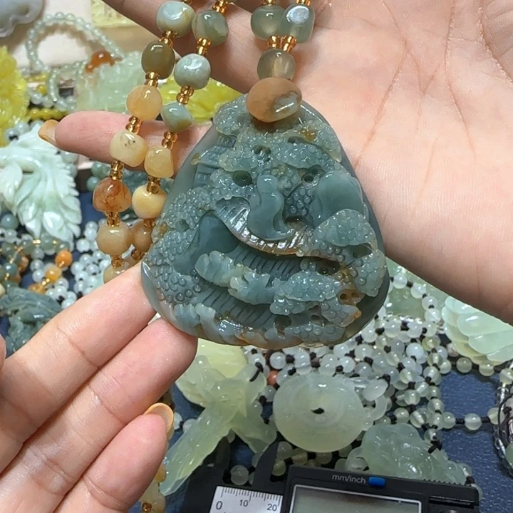 未镶嵌蛇纹石玉吊坠