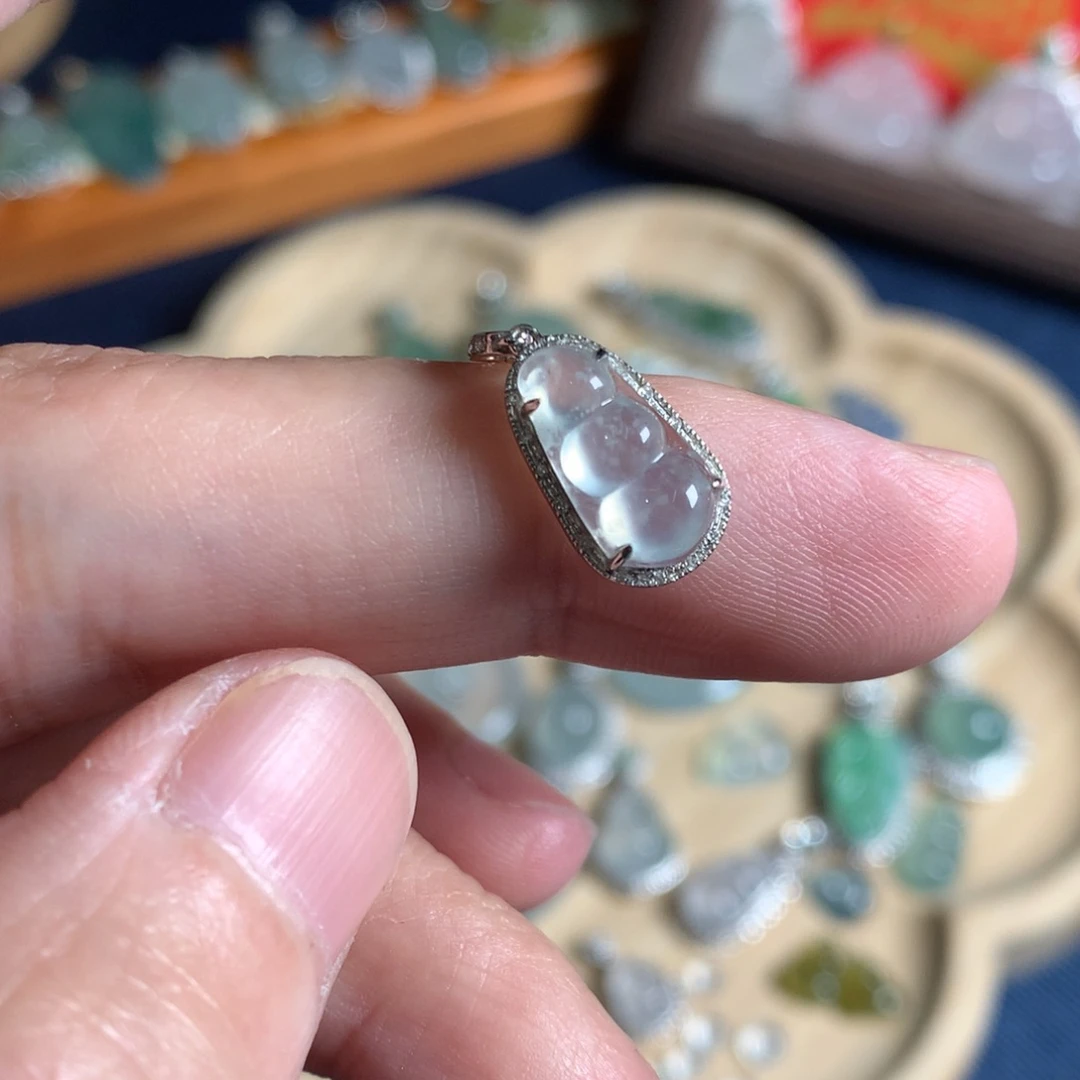 翡翠18K金镶嵌颈饰豆子