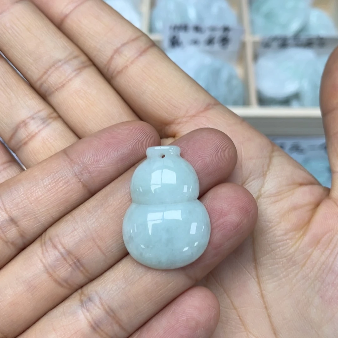翡翠未镶嵌颈饰葫芦