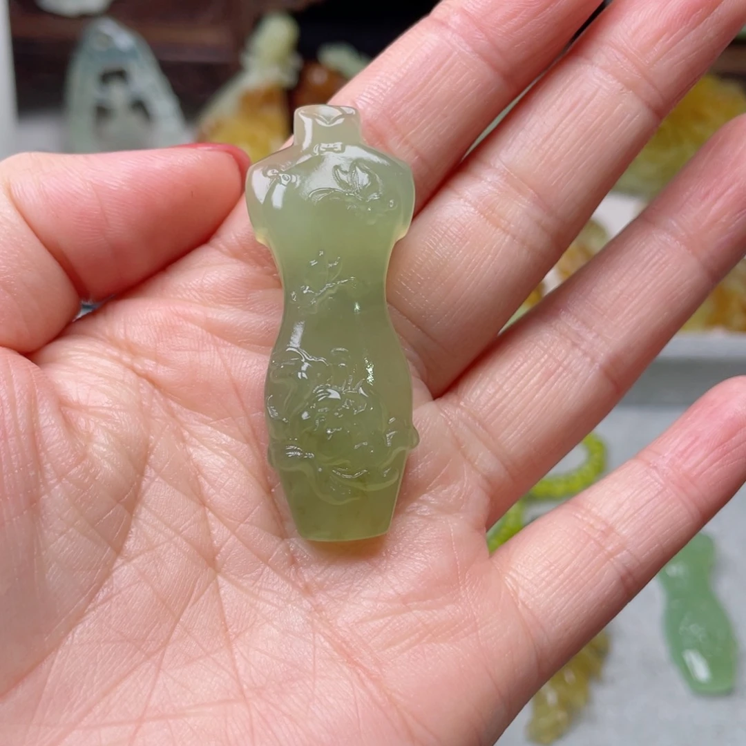 蛇纹石玉颈饰未镶嵌蓝*